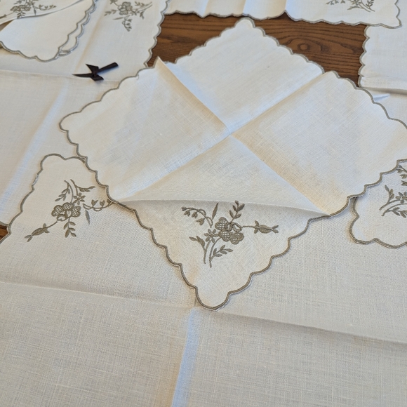 COPY - Irish Linen Vintage place mats and napkins. 4 of each. Floral Embroidery… - Picture 3 of 8